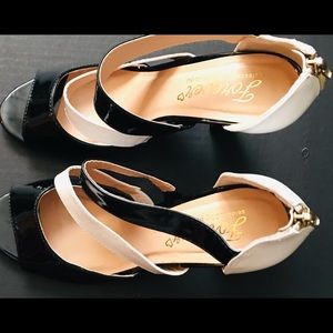 Paula Abdul Forever (Avon)Black/White Sandals (New)